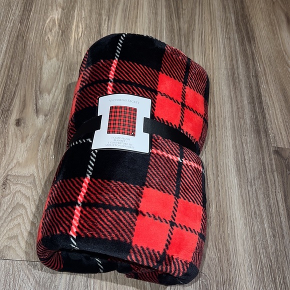 victoria secret plaid sherpa blanket - Picture 3 of 4